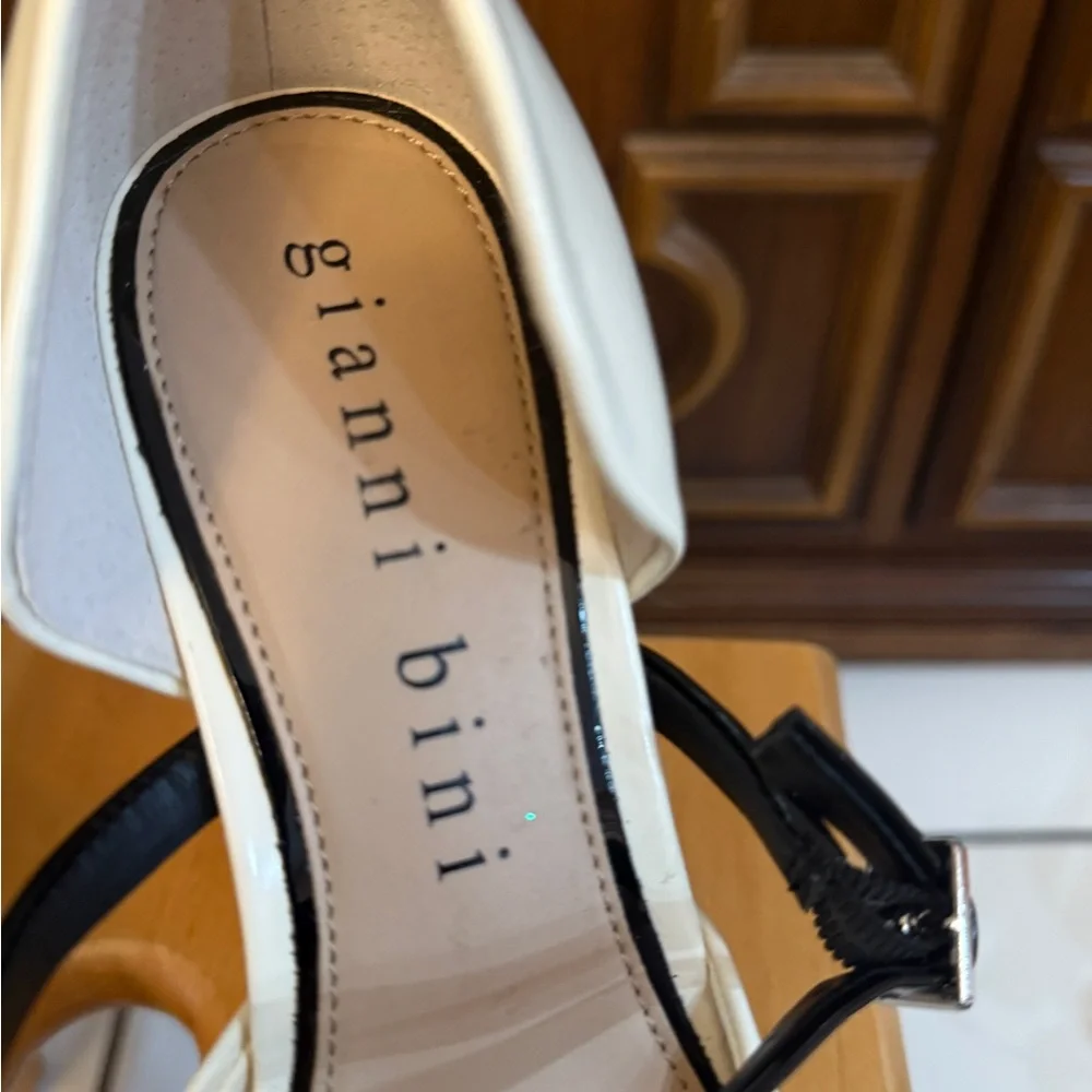 Giani Bernini Cream and Black‎ Platform Heels